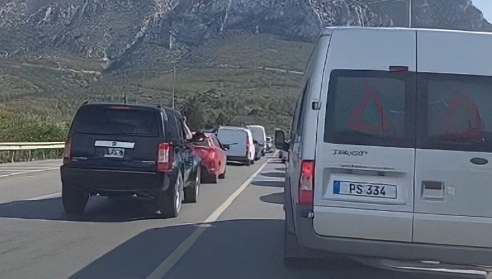 Ciklos’ta trafik kazası trafiği kilitledi