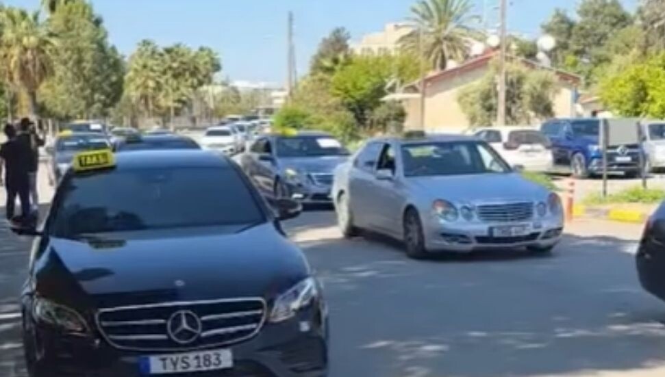 Taksiciler eylemde: Çok fazla sayıda araç Bayındırlık ve Ulaştırma Bakanlığı önünde!