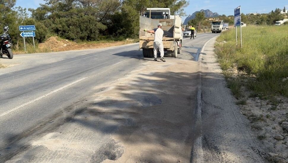 Arapköy girişinde kaza sonrası yol kumlandı: Sürücülere dikkatli sürüş uyarısı