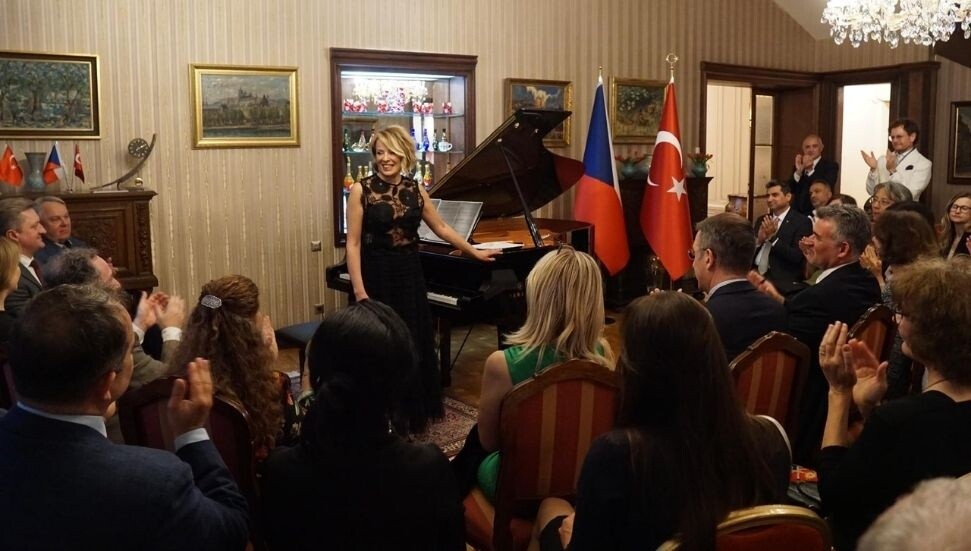 Piyanist Rüya Taner, Prag’da Türkiye Büyükelçisi Metin Feyzioğlu’nun himayelerinde sahne aldı