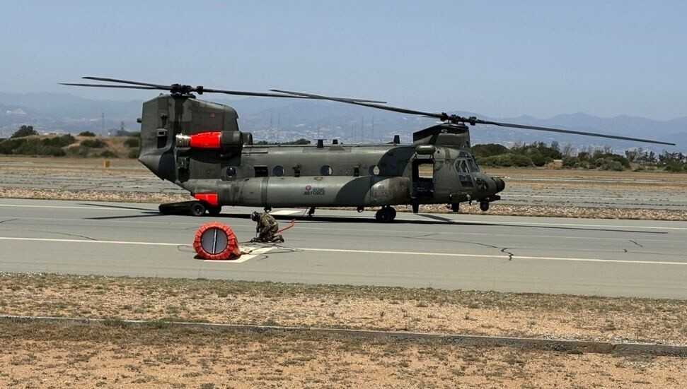 İngiliz Üsleri yangın sezonu için Chinook helikopterini hazır hale getirdi