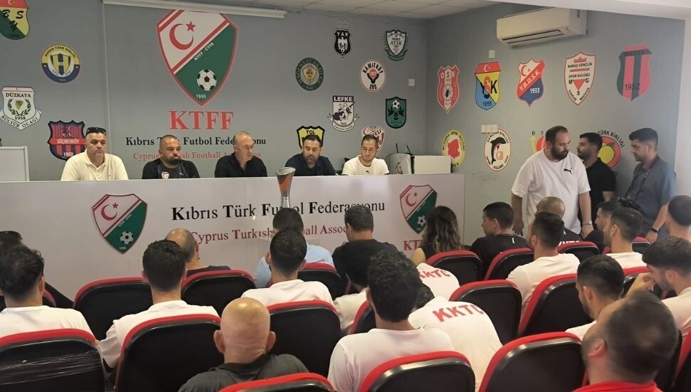 CONIFA Avrupa şampiyonu Milli Takım kupayı Futbol Federasyonu'na teslim etti