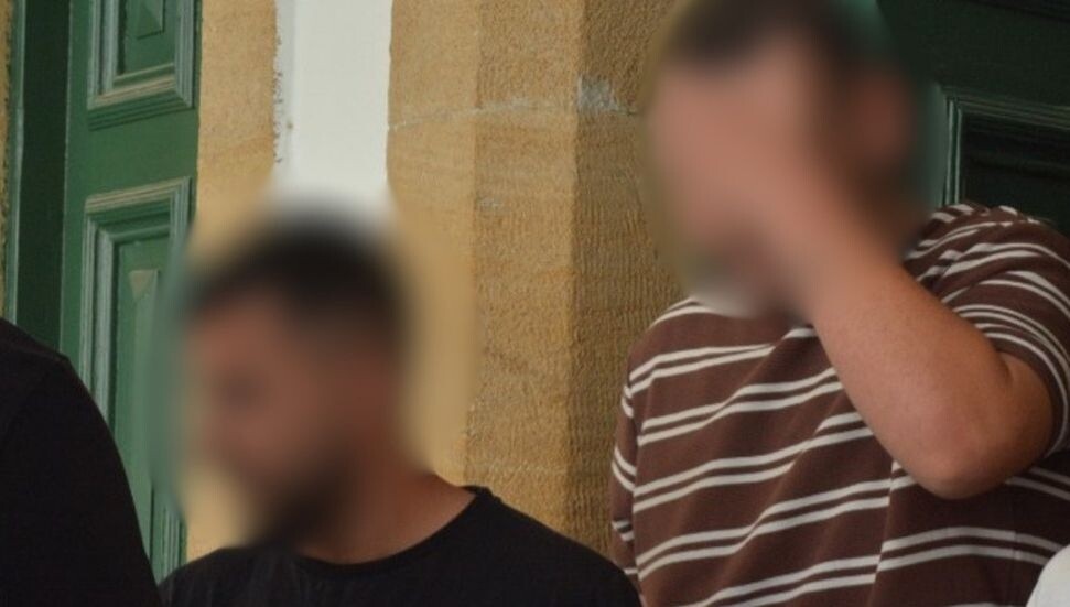 Uyuşturucu ve satıştan elde edilen parayla yakalanmakla itham edilen zanlılar 4 gün tutuklu kalacak