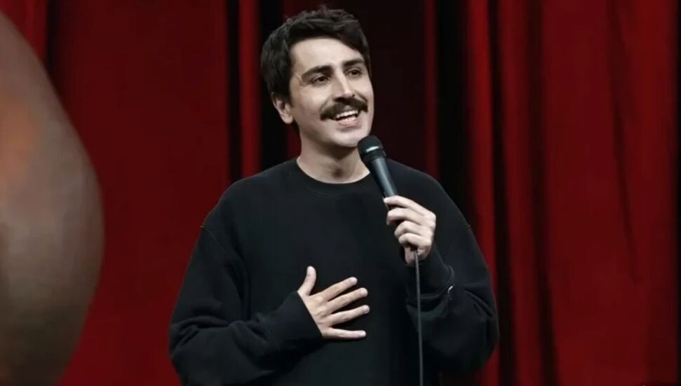 Komedyen Deniz Göktaş hakkında “dini değerleri aşağılama” gerekçesiyle soruşturma başlatıldı