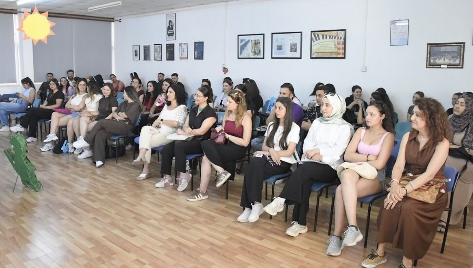 DAÜ'de okul öncesi öğretmen adaylarından dönem sonuna müzikli final