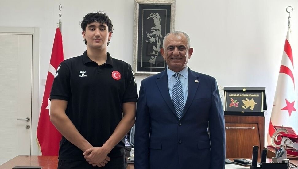 Milli Eğitim Bakanı Çavuşoğlu, Beşiktaş’a transfer olan Akçam’ı kabul etti: Tarihi bir gelişme