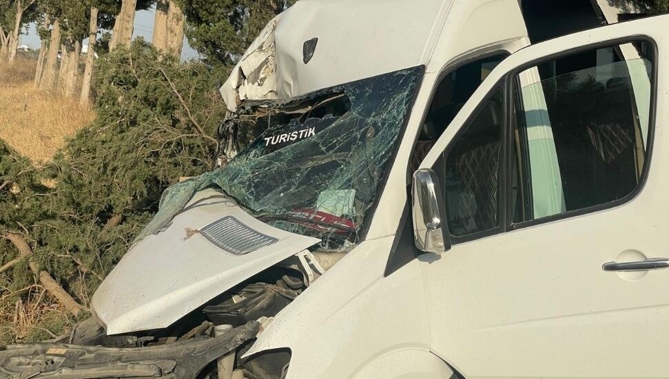 Geçitkale yakınlarında minibüs servi ağaçlarına çarptı: 5 kişi hastaneye kaldırıldı