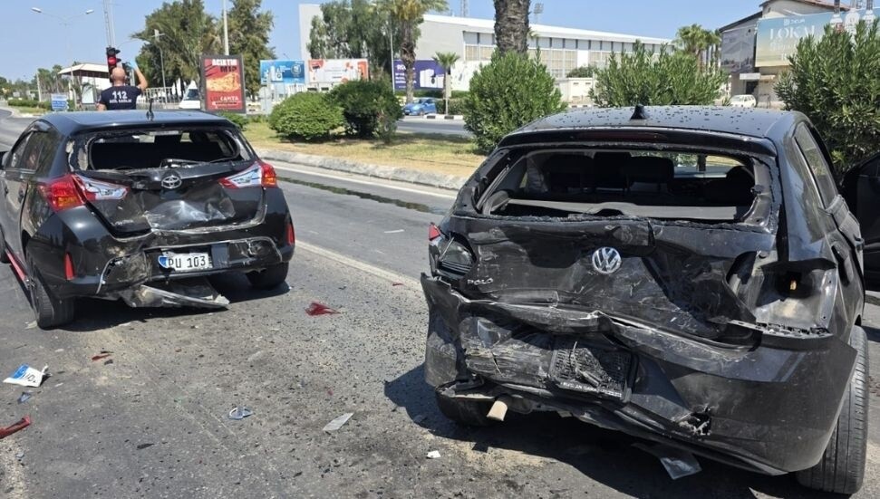 Lefkoşa’da üç aracın karıştığı trafik kazasında dört kişi yaralandı