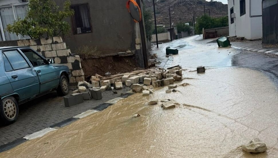 İskele’de şiddetli fırtına ve yağış: Altınova ile Kuzucuk’ta zarar meydana geldi