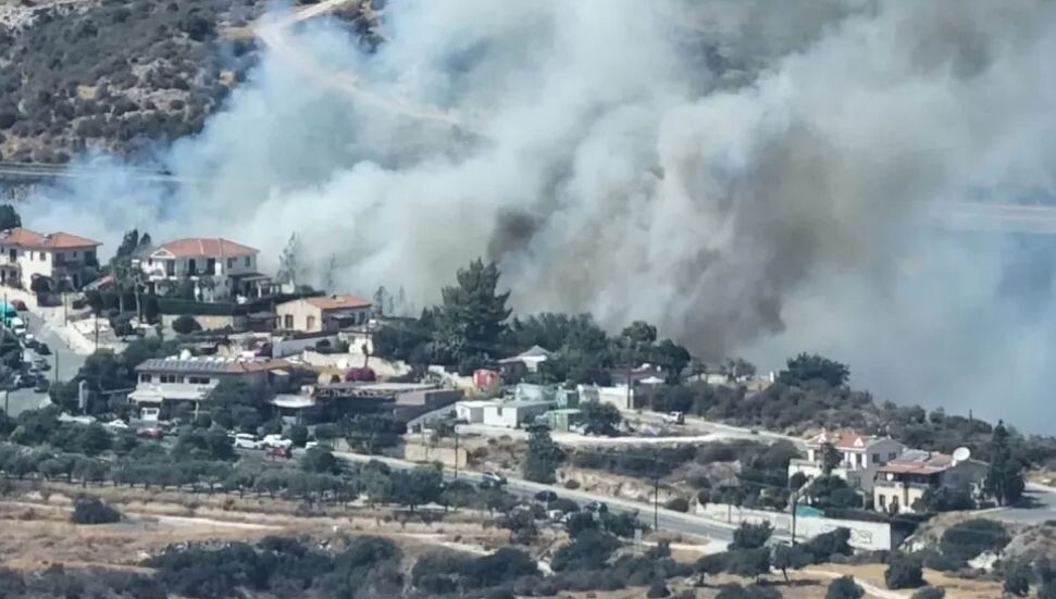 Baf-Limasol otoyolunda yangın: Yol ulaşıma kapatıldı, ardından yeniden açıldı