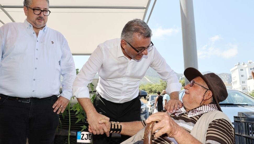 Cumhurbaşkanı Erhürman, Girne Açık Pazarı’nı ziyaret ederek yurttaşlarla sohbet etti