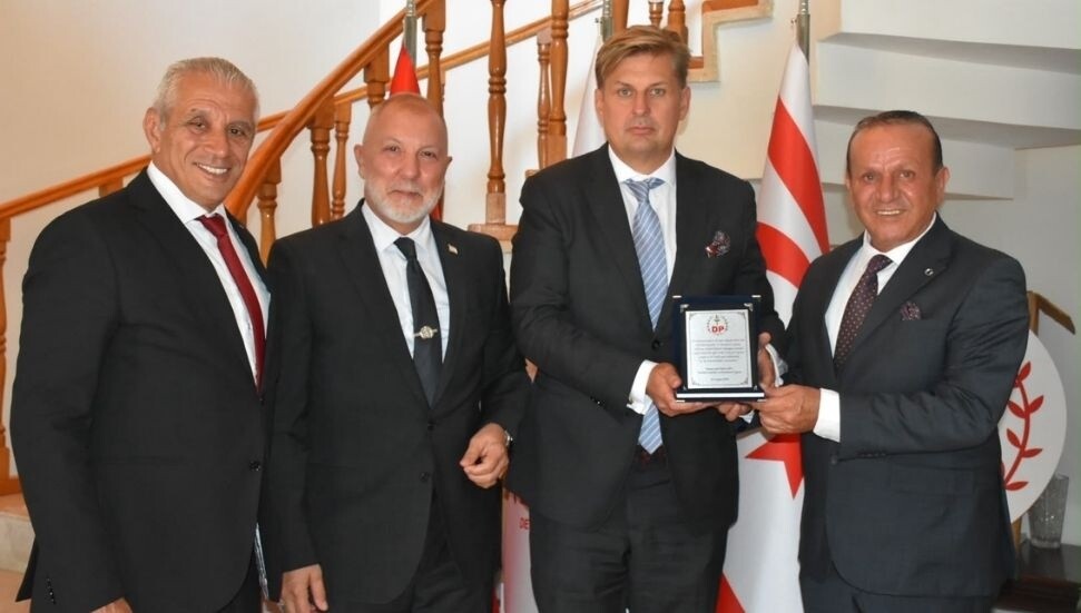 Alman Milletvekili Krah, Demokrat Parti’yi ziyaret etti: Var olan duvarları birlikte kaldırmamız lazım