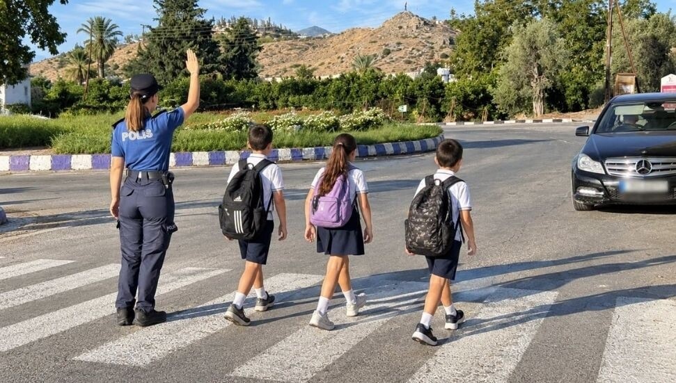 Polis, okul çevrelerinde denetimi artırdı: Güvenlik önceliğimizdir