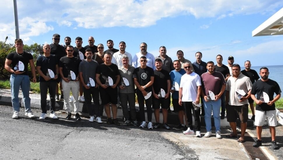 Girne Belediye Başkanı Şenkul, deniz faciasında kurtarma çalışmalarına destek veren kişilere plaket takdim etti