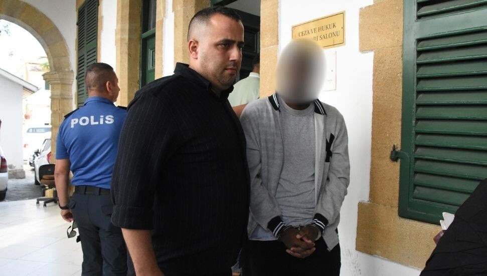 Kendini acente sahibi olarak tanıtıp bir öğrenciden 360 Dolar almakla itham edilen zanlı 20 gün tutuklu kalacak