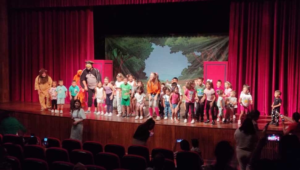 "Gemilerde Talim Var" adlı tiyatro oyunu ile "Yaramaz Tilki" isimli çocuk oyunu sahnelendi