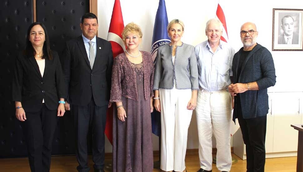 Ünlü piyanist Gülsin Onay, DAÜ Rektörü Prof. Dr. Hasan Kılıç’ı ziyaret etti