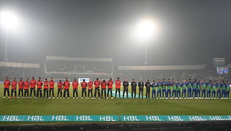 Pakistan'da kriket maçı, depremlerde hayatını kaybedenler için saygı duruşuyla başladı