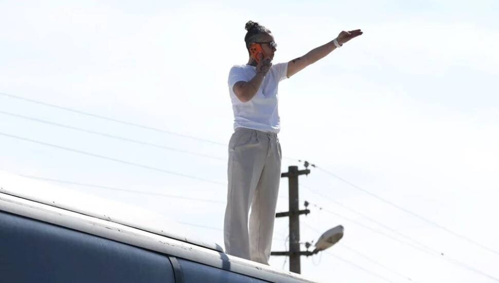 Türk futbolunda ilginç olay: Cezalı antrenör, takımını otobüsün üzerinden yönetti