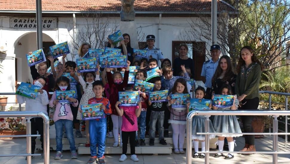 Polis, okul öncesi öğrencilerine 'Polis' temalı boyama kitabı dağıttı