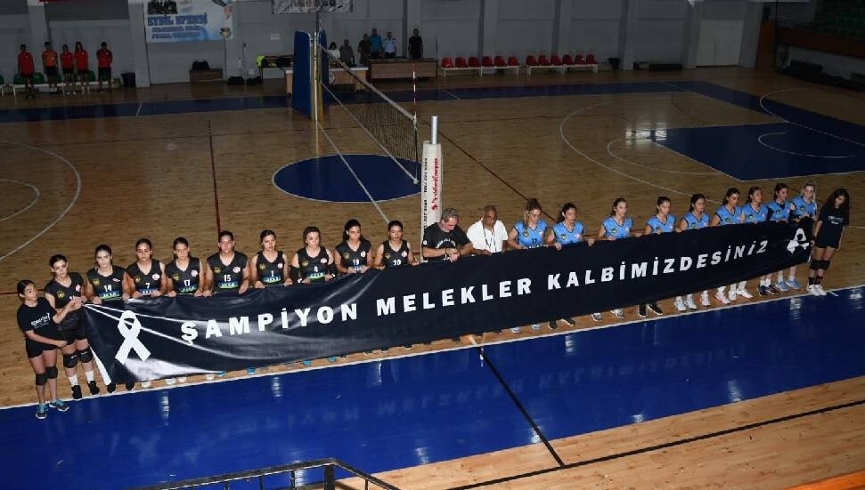 Kadın polisler, Şampiyon Melekler Takımı anısına oynadı...  