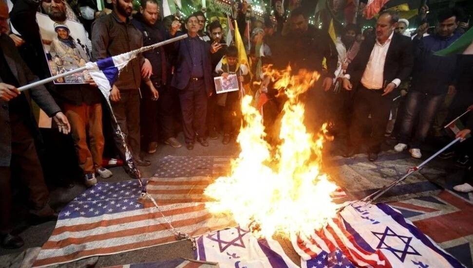 İran Konsolosluğu'na saldırı: Yüzlerce kişi sokaklara döküldü