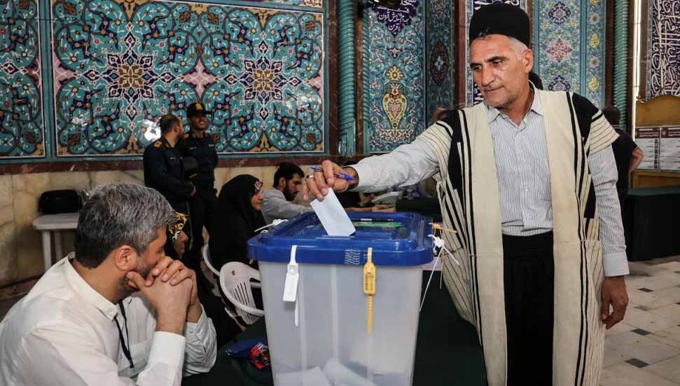 İran cumhurbaşkanlığı seçimlerinin ikinci turu başladı; ilk turu reformist aday önde bitirmişti