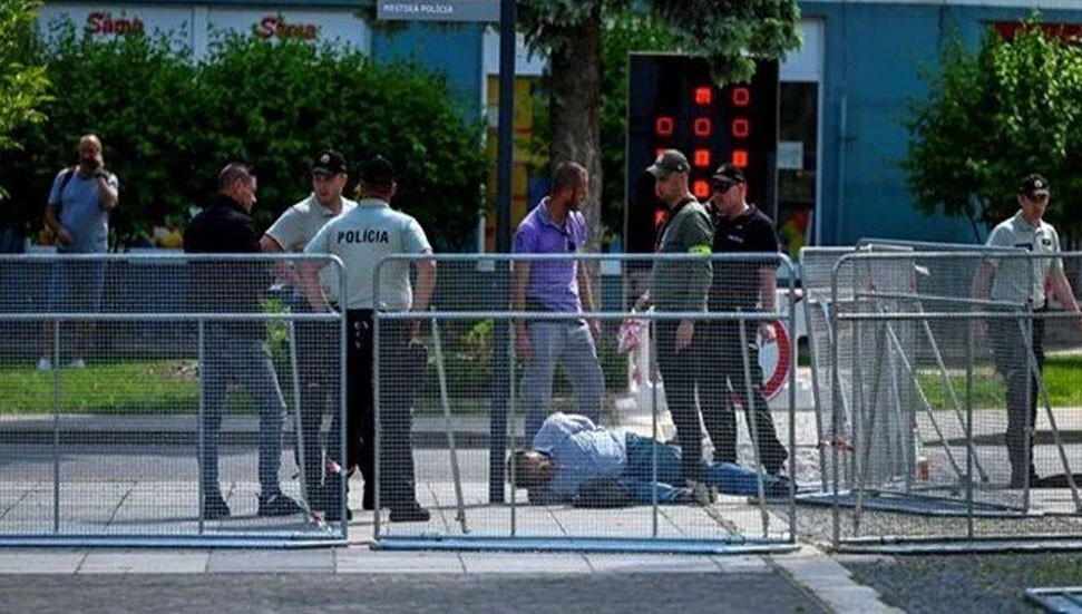 Slovakya Başbakanı Fico'ya silahlı saldırı: Karnından vuruldu