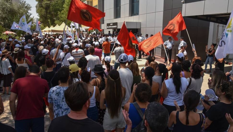 Öğretmen sendikaları bugün sokakta: Okul açılışının ertelenmesi protesto edilecek