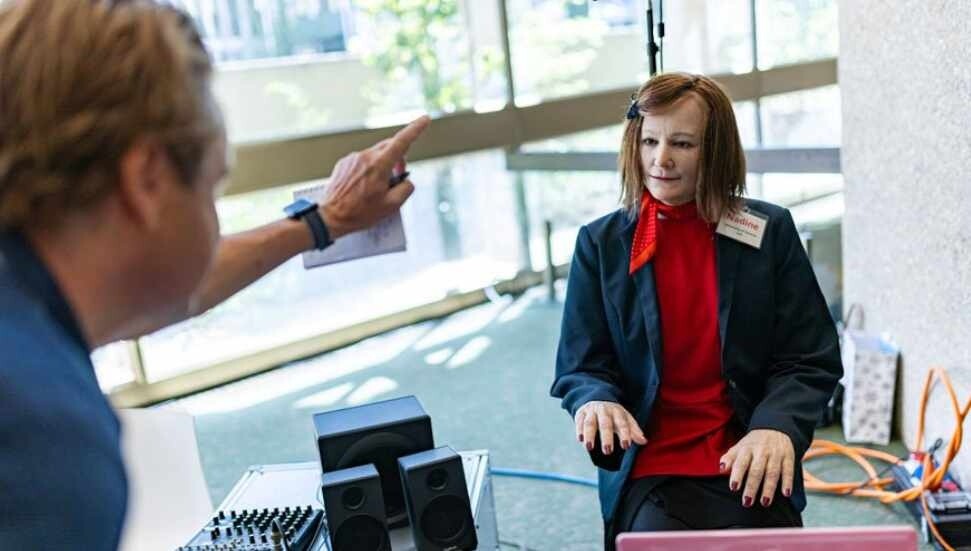 İnsansı robot meydan okudu: Dünyayı daha iyi yönetiriz