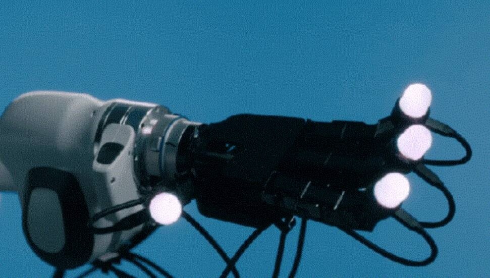 Meta'nın geliştirdiği robotik el, dokunduğunu insan gibi algılıyor