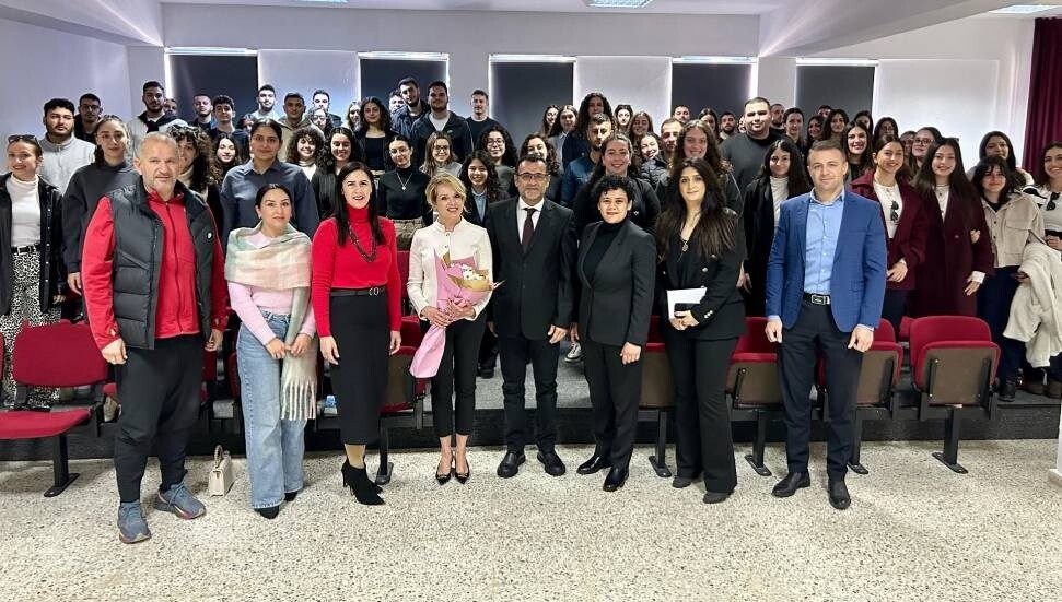 Ünlü piyanist Rüya Taner, Atatürk Öğretmen Akademisi'nde öğretmen adaylarıyla buluştu