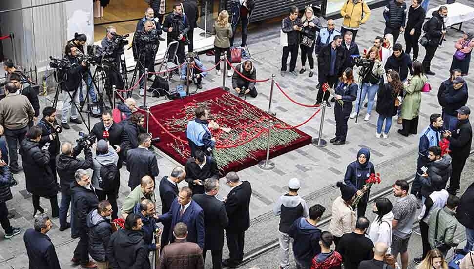 Beyoğlu'nda patlamanın yaşandığı yere karanfil bırakıldı