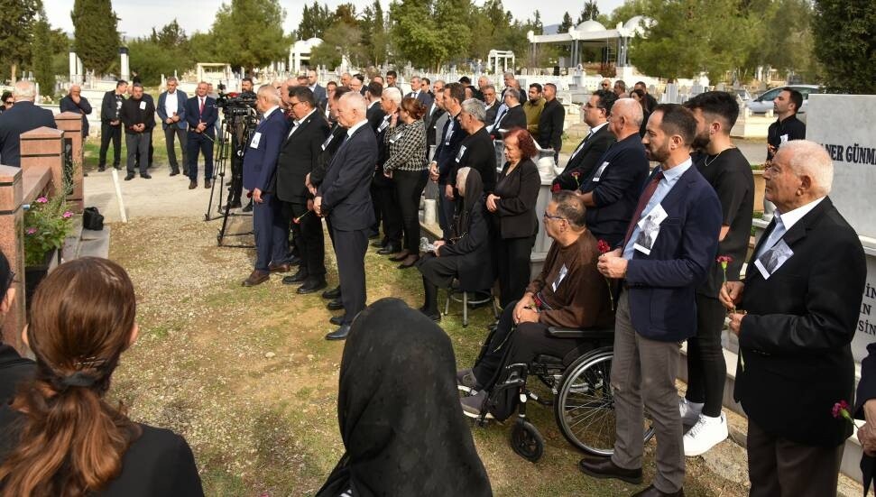 Salih Miroğlu 19'uncu ölüm yıl dönümünde mezarı başında anıldı