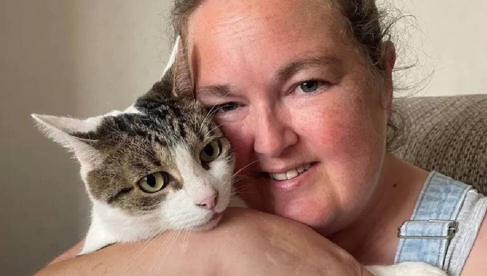 Kalp krizi geçiren kadını kedisi kurtardı