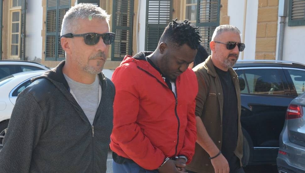 Cezaevinde bulunan bir şahsa uyuşturucu madde verdiği de tespit edildi, cezaevine gönderildi