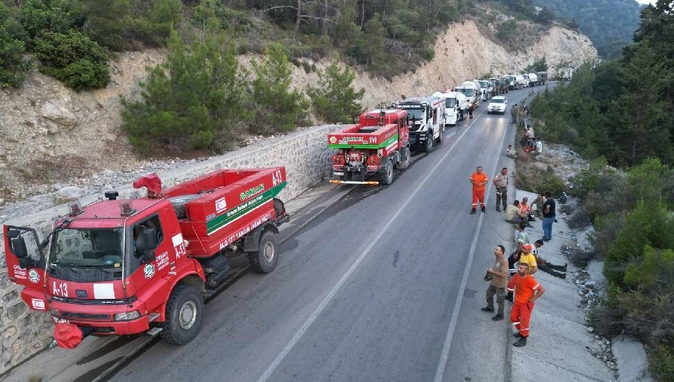 Sivil savunma ekipleri de yangına müdahale etti