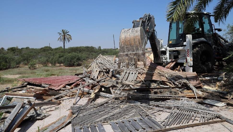 İskele Belediyesi, izinsiz yapıldığı tespit edilen yapıyı yıktığını açıkladı