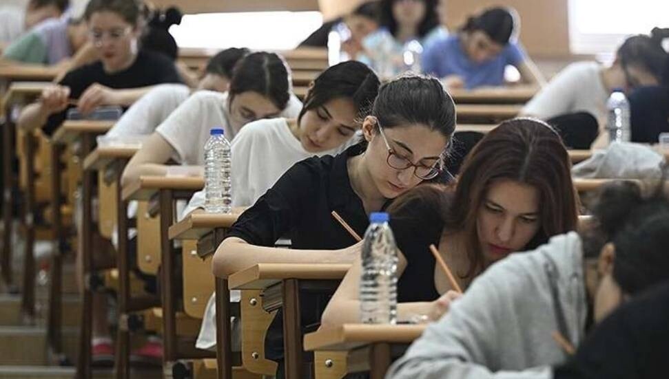 Üç milyon aday ter döktü: YKS'de ilk oturum sona erdi