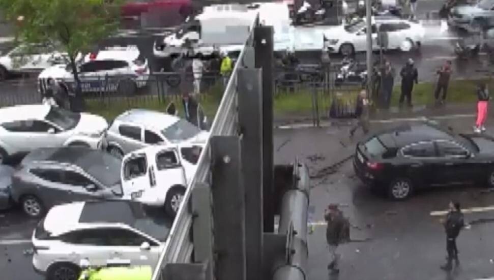 İstanbul'da 7 araç birbirine girdi, 8 kişi yaralandı