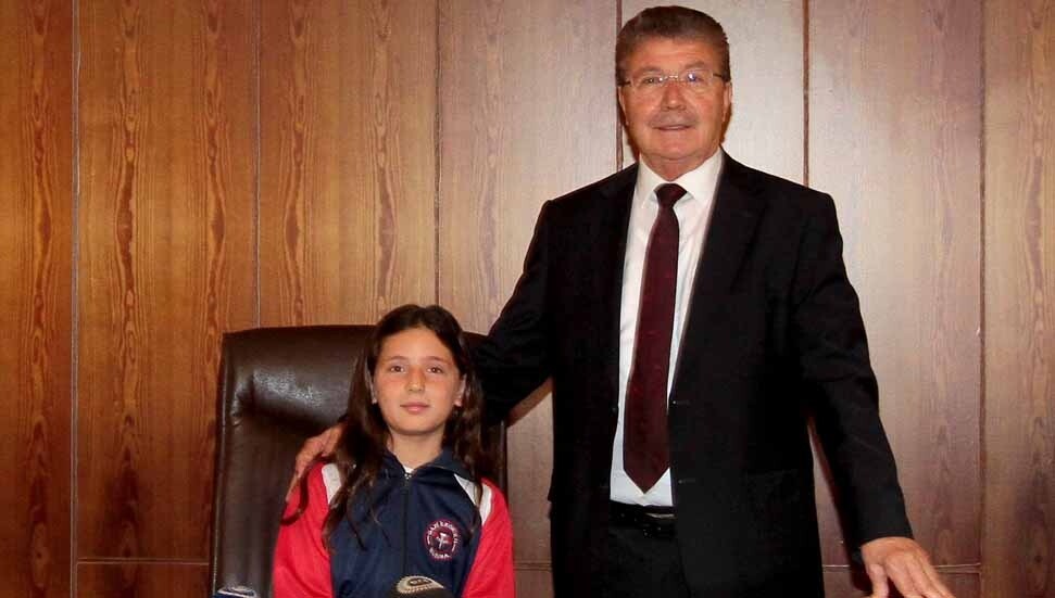 Başbakan koltuğuna oturan ilkokul öğrencisi Ebrar Birgin: Dünya çocuklara bırakılsa dostluk kazanacak