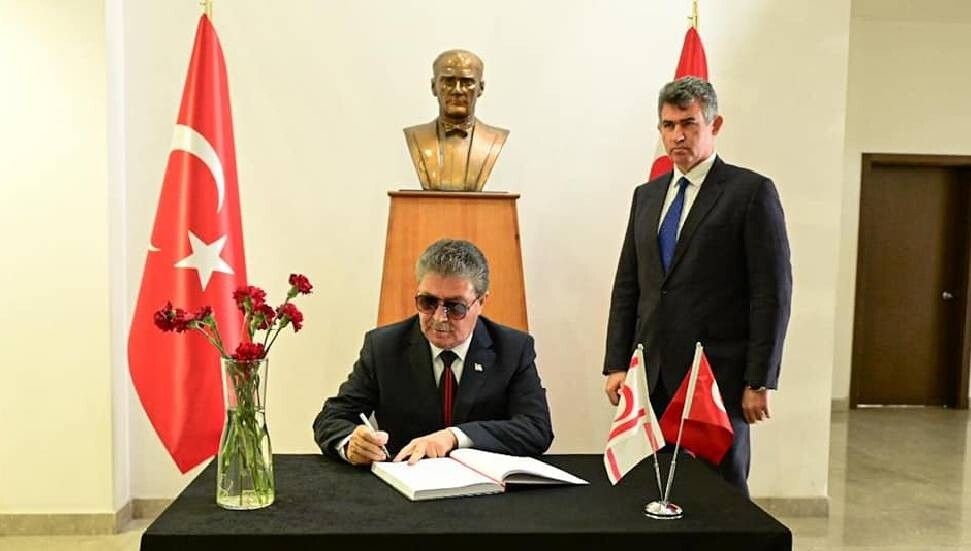 Başbakan Ünal Üstel, Türkiye’nin Lefkoşa Büyükelçiliği'nde taziye defterini imzaladı