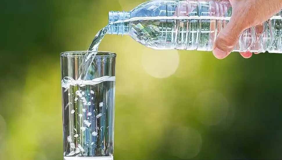 Böbrek sağlığı için çocukların güne 1 bardak su içerek başlaması öneriliyor