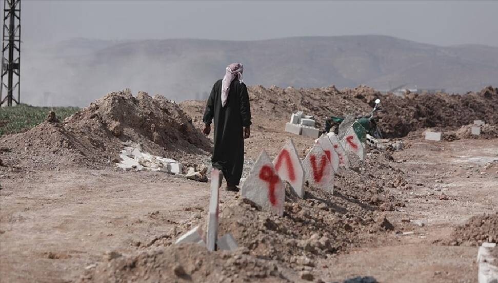 Depremzedeler Suriye’de “kimsesiz” mezarlarda yakınlarını arıyor