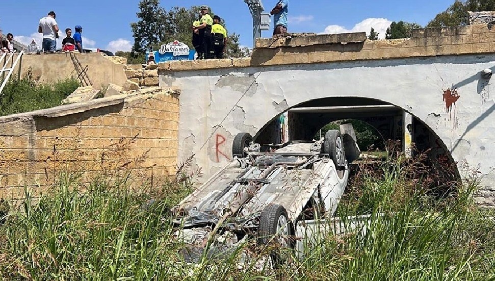 Surlariçi bölgesinde bir araç köprüden uçtu... Araç sürücüsü yaralandı