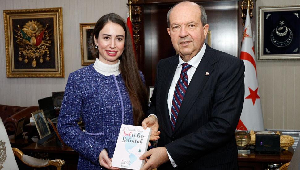 İpek Akol, Cumhurbaşkanı Ersin Tatar’a kitabını takdim etti