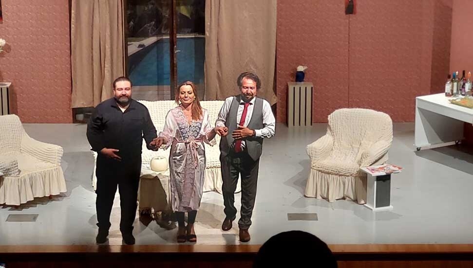 "Tehlikeli Saplantı" oyunu ayakta alkışlandı