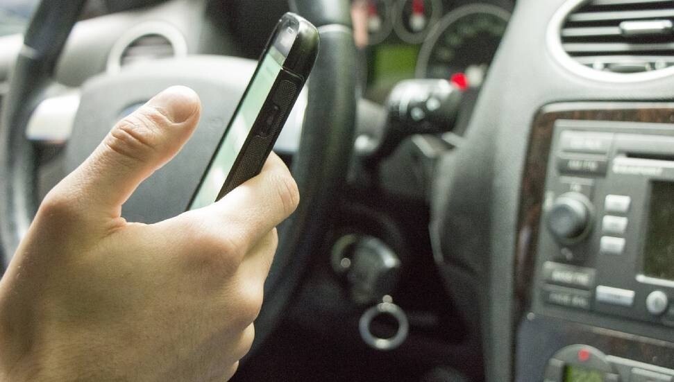 Polisten sürücülere direksiyondayken cep telefonu kullanmama uyarısı