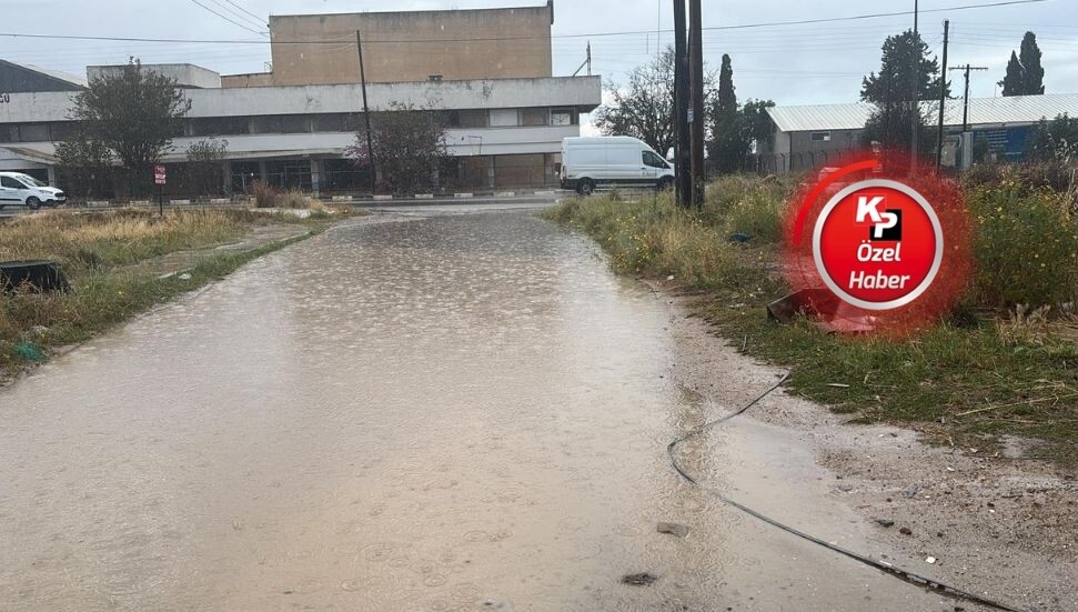 Maraş sakinleri çözüm bekliyor: Her yağmurda sokağın giriş ve çıkışları kapanıyor!