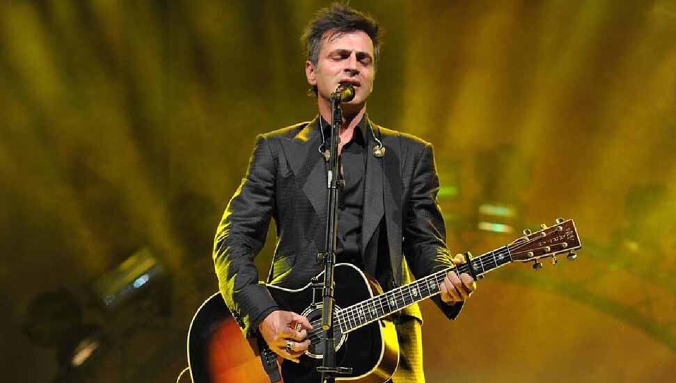 Teoman 30 yıllık gitarını sattı: Geliri Çocuk Esirgeme Kurumu'na bağışlanacak